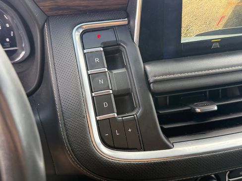Used 2022 Chevrolet Suburban Premier AWD/4WD image 28