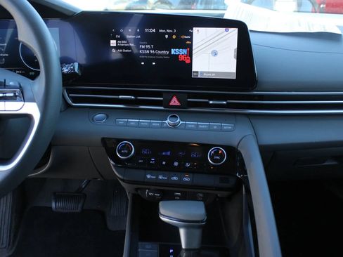 Used 2024 Hyundai Elantra Blue FWD image 15