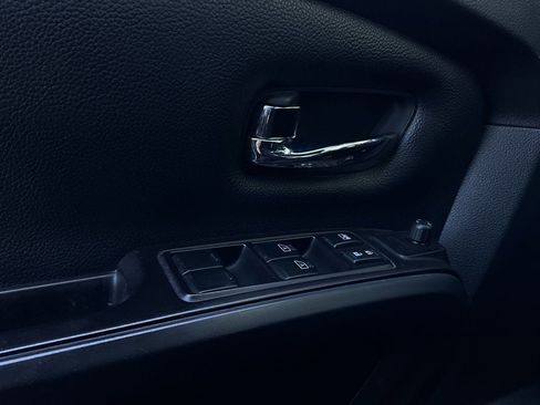 Used 2019 Nissan Titan SV w/ SV Convenience Package image 22