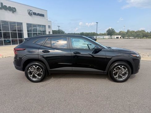 Used 2025 Chevrolet Trax LT FWD image 2