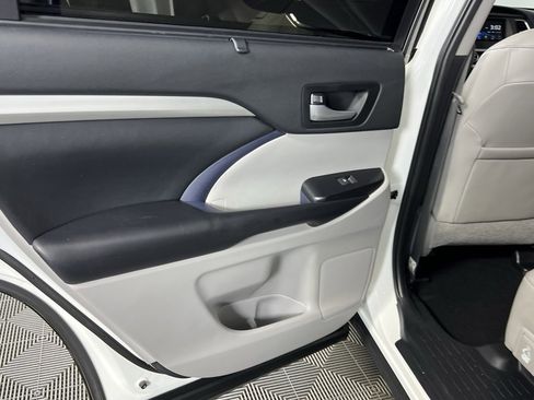 Used 2019 Toyota Highlander XLE image 24