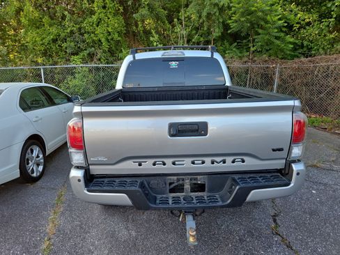Used 2022 Toyota Tacoma TRD Off-Road w/ Technology Package AWD/4WD image 3
