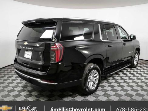 Used 2025 Chevrolet Suburban LT image 3