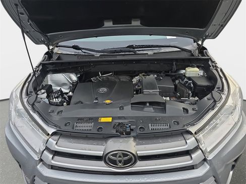 Used 2017 Toyota Highlander LE image 33