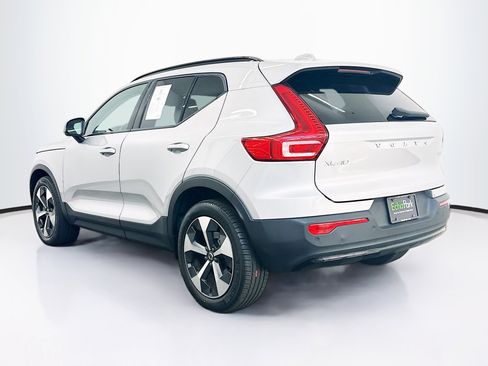 Used 2024 Volvo XC40 B5 Core w/ Climate Package image 5
