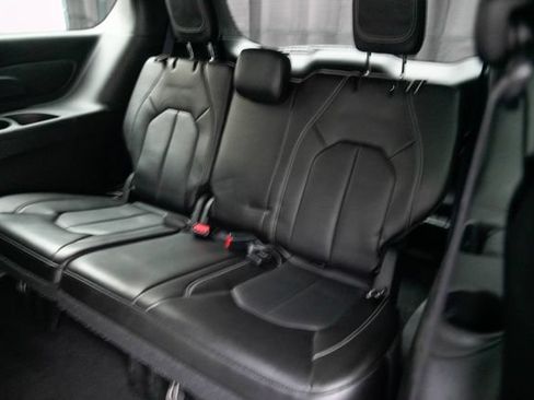 Used 2025 Chrysler Pacifica Select FWD image 25