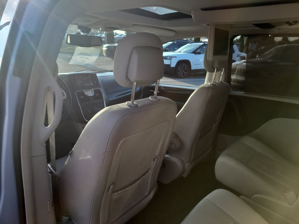 Used 2016 Chrysler Town & Country Touring-L FWD image 9