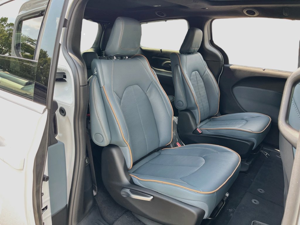 New 2027 Chrysler Pacifica Pinnacle w/ Theater Group FWD image 28