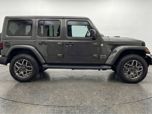 Used 2025 Jeep Wrangler Sahara image 11