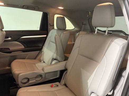 Used 2019 Toyota Highlander SE image 27
