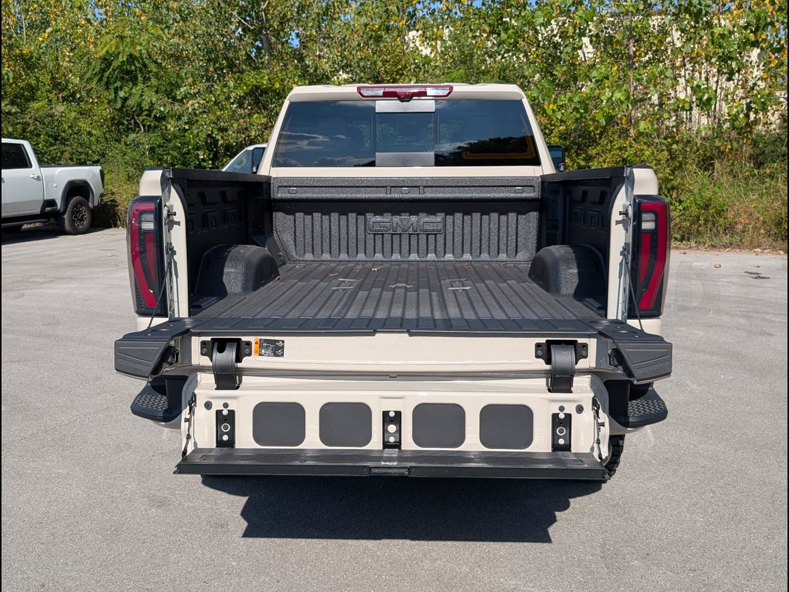 New 2026 GMC Sierra 2500 AT4 w/ AT4 Premium Plus Package AWD/4WD image 17