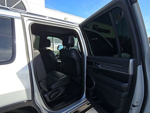 Used 2022 Jeep Wagoneer Series III w/ Premium Group I image 18