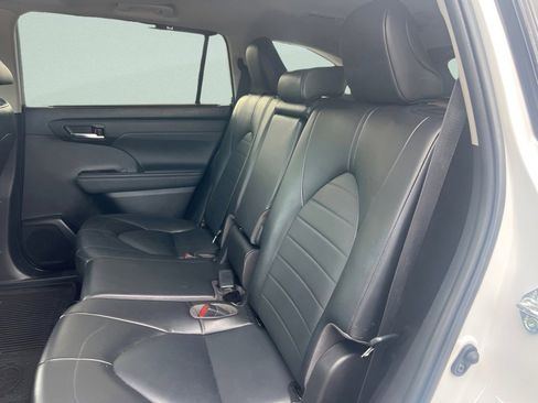 Used 2022 Toyota Highlander XLE AWD/4WD image 19