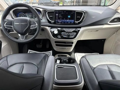 Used 2024 Chrysler Pacifica Touring-L FWD image 12