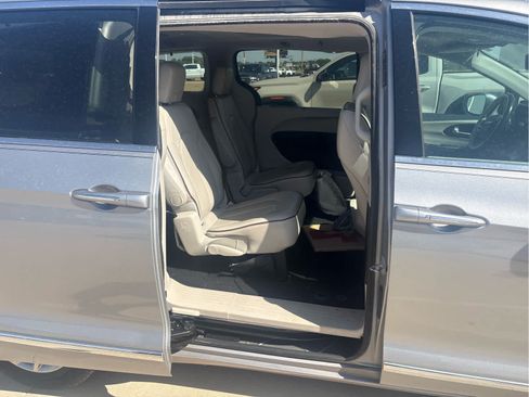 Used 2017 Chrysler Pacifica Limited w/ Advanced Safetytec Group FWD image 9