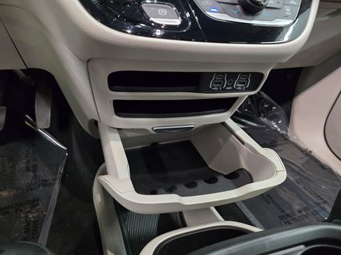 Used 2024 Chrysler Pacifica Touring-L image 23