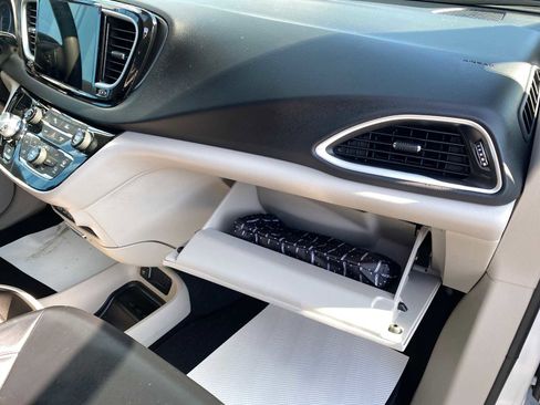 Used 2023 Chrysler Pacifica Touring-L image 31