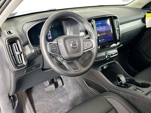 Used 2025 Volvo XC40 B5 Core w/ Climate Package image 9