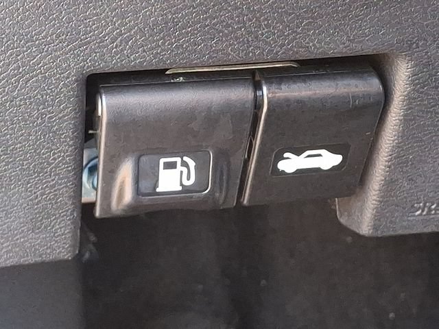 Used 2025 Nissan Versa SV FWD image 23