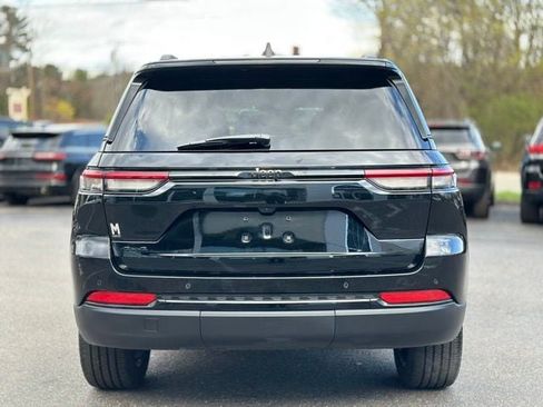 Used 2025 Jeep Grand Cherokee Altitude AWD/4WD image 5