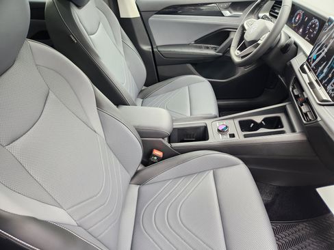 New 2025 Volkswagen Tiguan SE image 28