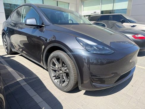 Used 2025 Tesla Model Y Long Range RWD image 3