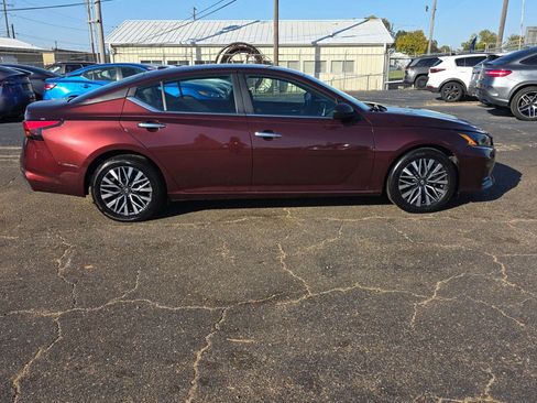 Used 2024 Nissan Altima 2.5 SV FWD image 2