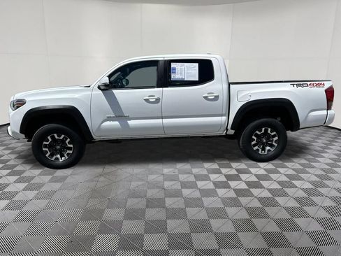 Used 2017 Toyota Tacoma TRD Off-Road AWD/4WD image 4