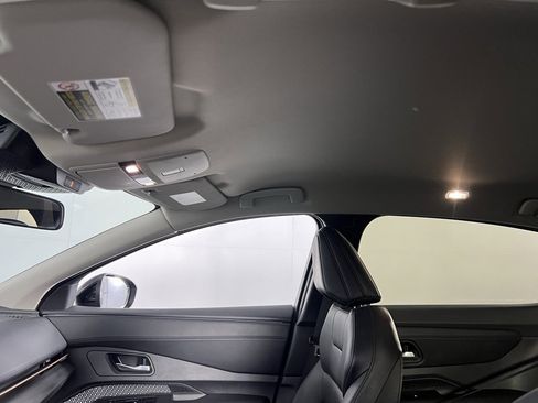 Used 2024 Nissan Ariya FWD image 25