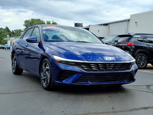 Used 2025 Hyundai Elantra SEL FWD image 3