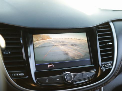 Used 2022 Chevrolet Trax LT w/ Midnight Edition image 14