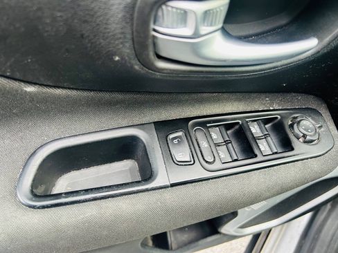 Used 2020 Jeep Renegade Latitude FWD image 12