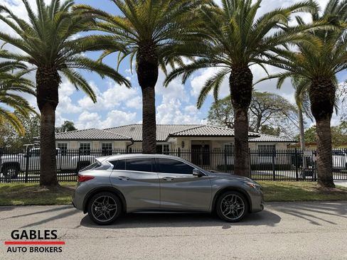 Used 2018 INFINITI QX30 Sport w/ Leather Package image 2