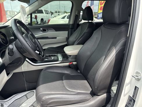 Used 2022 Kia Carnival LX FWD image 22