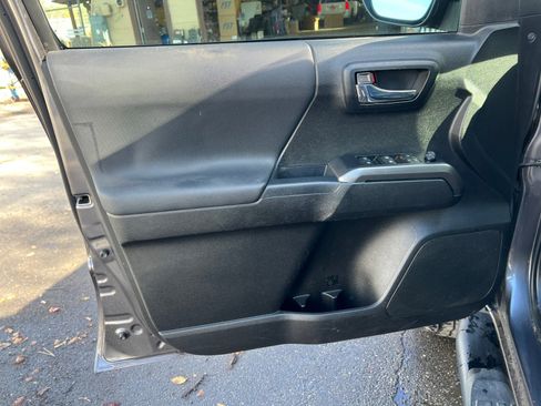 Used 2022 Toyota Tacoma TRD Off-Road image 19