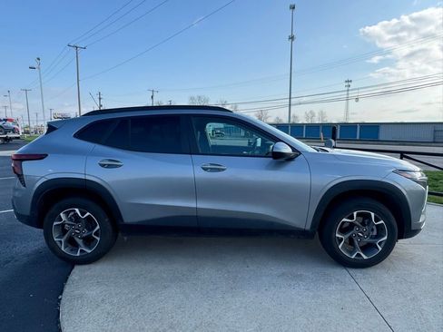 Used 2025 Chevrolet Trax LT w/ Driver Confidence Package image 9