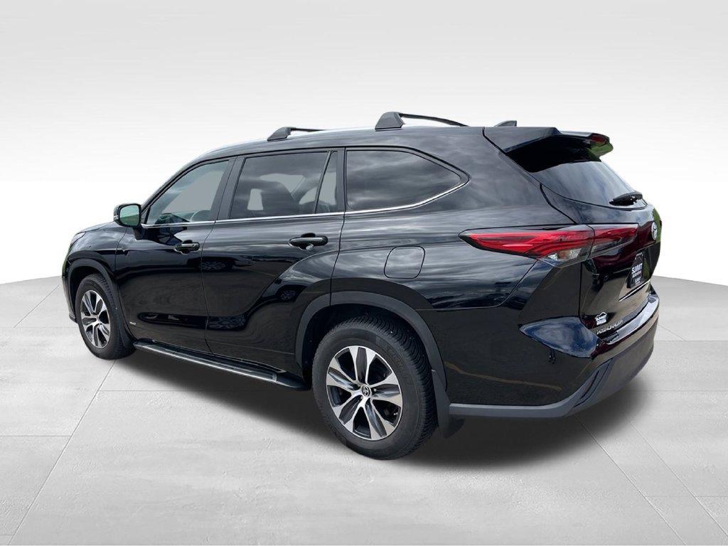 Used 2023 Toyota Highlander XLE AWD/4WD image 6