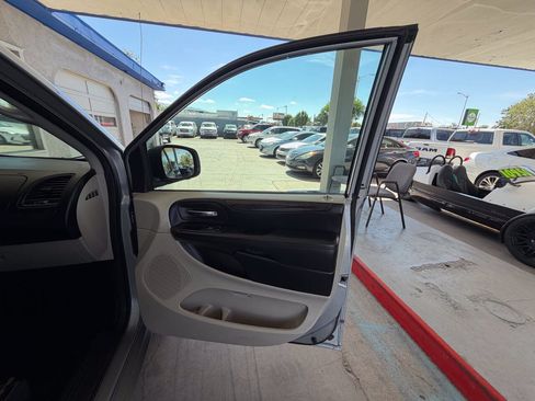 Used 2019 Dodge Grand Caravan SE FWD image 14