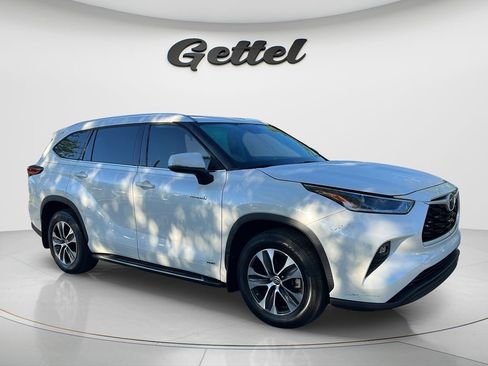 Used 2021 Toyota Highlander XLE AWD/4WD image 3