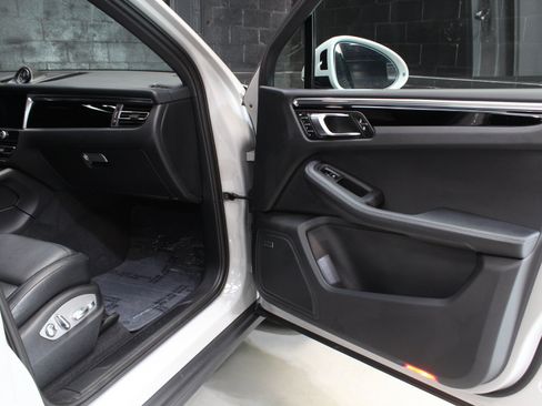 Used 2025 Porsche Macan w/ Premium Package Plus AWD/4WD image 29