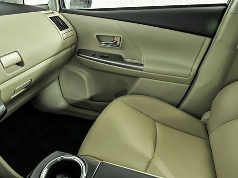 Used 2017 Toyota Prius V Four FWD image 27