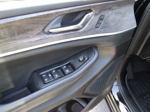 Used 2024 Jeep Grand Cherokee Limited w/ Black Appearance Package image 21