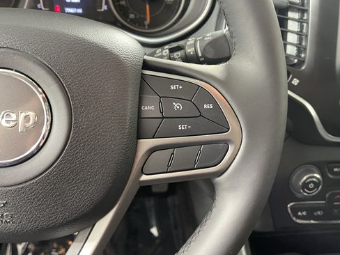 Used 2019 Jeep Cherokee Latitude Plus w/ Comfort/Convenience Group AWD/4WD image 20