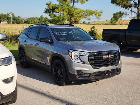 Used 2024 GMC Terrain SLE w/ Driver Convenience Package FWD image 2