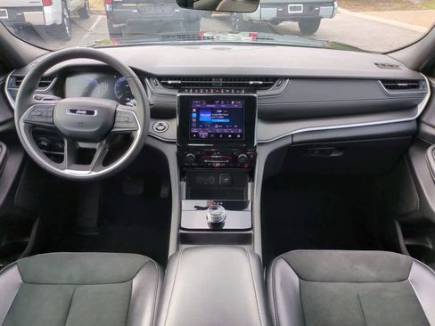 Used 2025 Jeep Grand Cherokee Altitude image 14