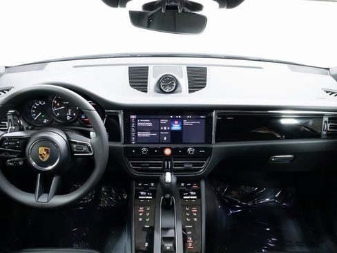 Certified 2025 Porsche Macan image 13