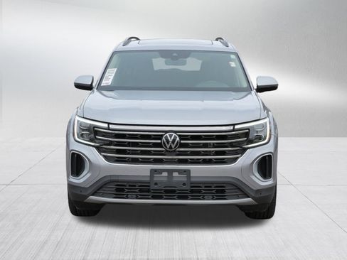 Used 2024 Volkswagen Atlas SE w/ Panoramic Sunroof Package image 2