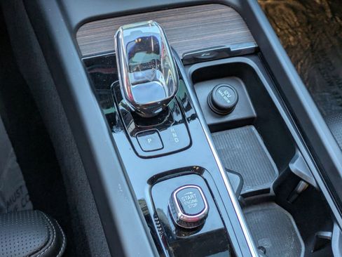 Used 2023 Volvo XC60 T8 Ultimate image 24