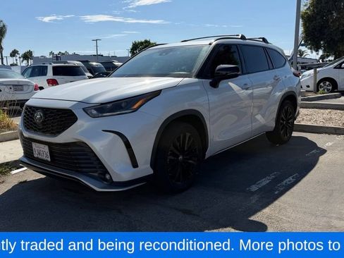 Used 2023 Toyota Highlander XSE FWD image 3