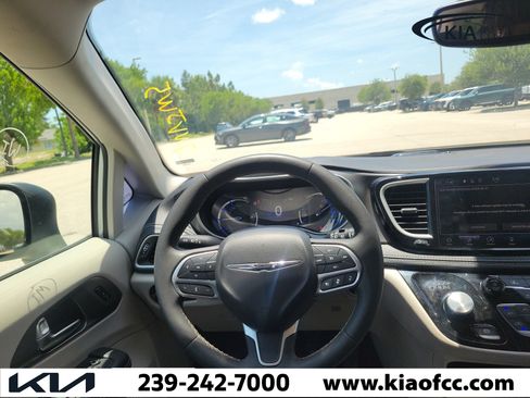 Used 2023 Chrysler Pacifica Touring-L FWD image 24